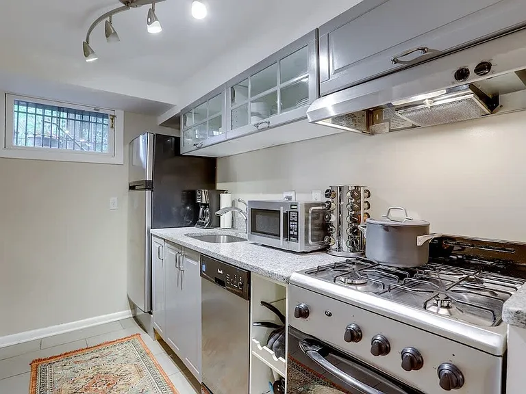 113 C St SE #1 — Photo 4