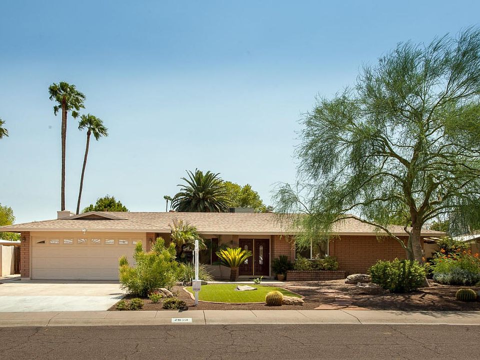 Front 2833 E Paradise Dr