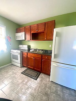 3rd image of 122-30 Long St #2