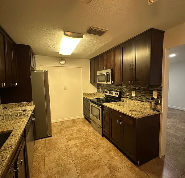 2308 Shelley St — Photo 3