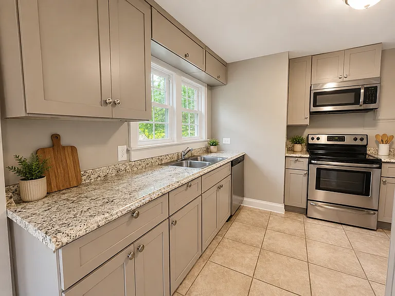 230 N Hume Ave — Photo 3