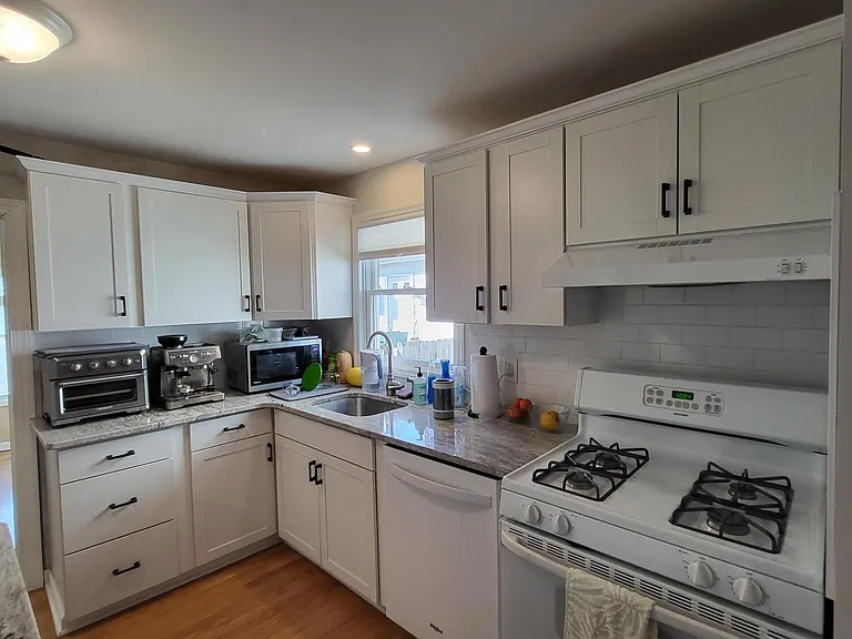 49 Locust Ave — Photo 6