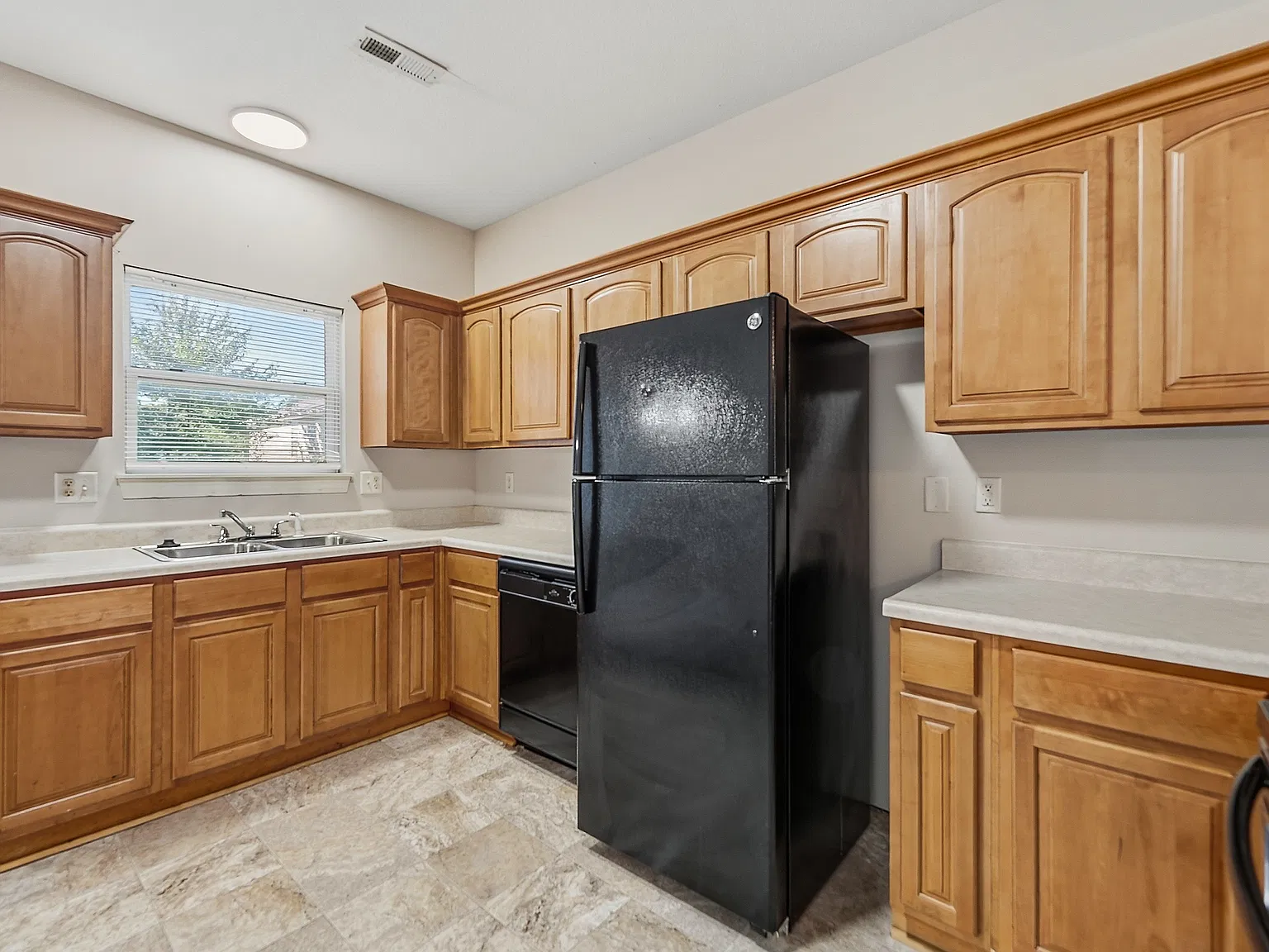3 bed, 2.5 bath, 1422 sqft, $1,650 — Photo 4