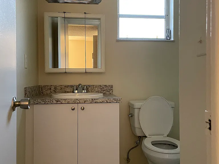Full Bathroom with tub/shower