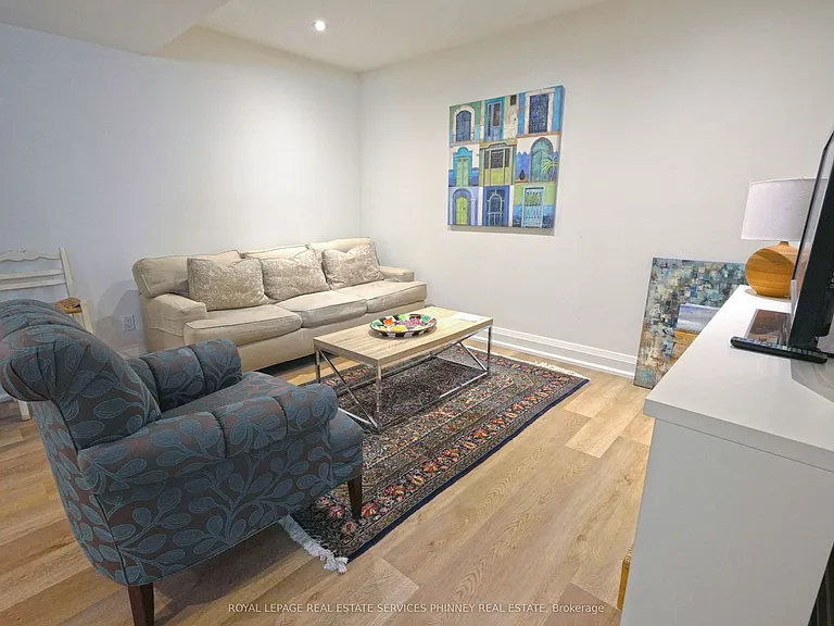 1413 Queen Victoria Ave — Photo 11