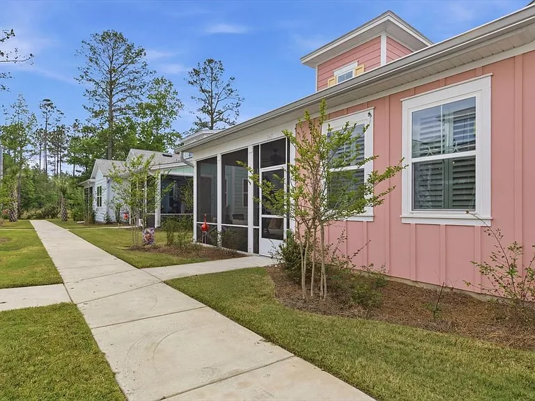 247 Tropics Ave — Photo 1