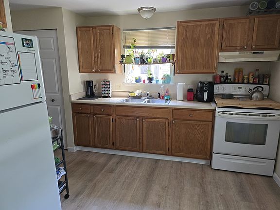 Eat in Kitchen w/ new LVP flooring