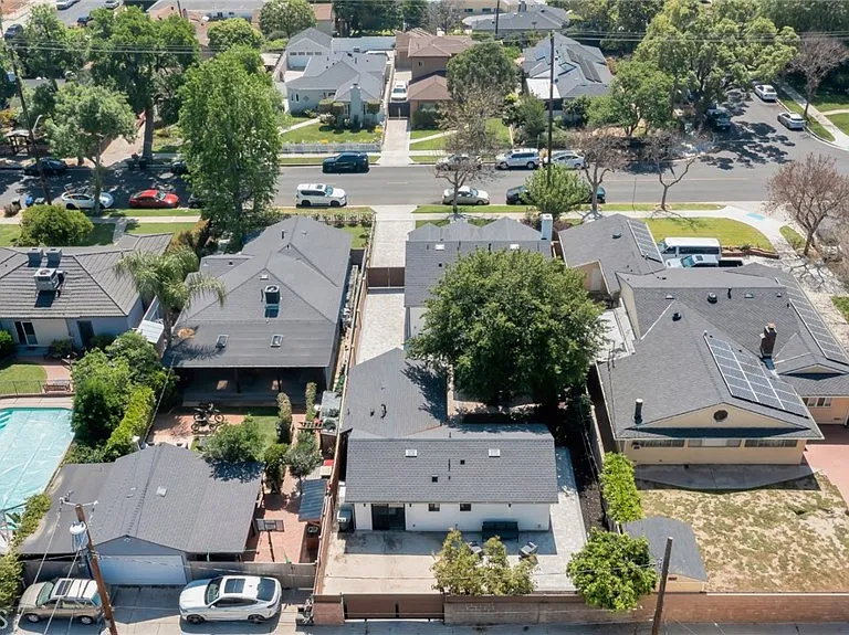 2115 W Clark Ave — Photo 34