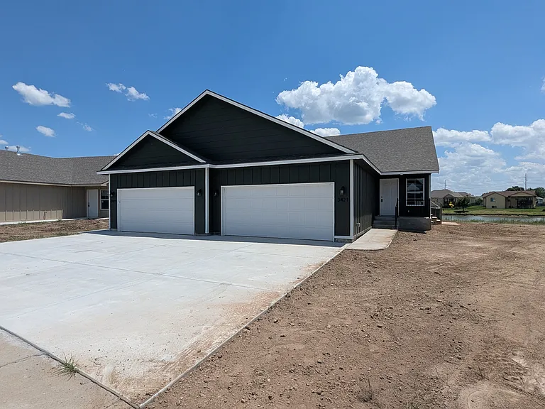 3421 W Angel St — Photo 1