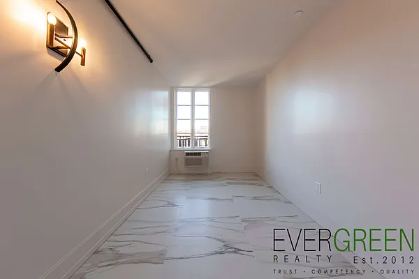 Rented by Evergreen Apartments BK | media 11