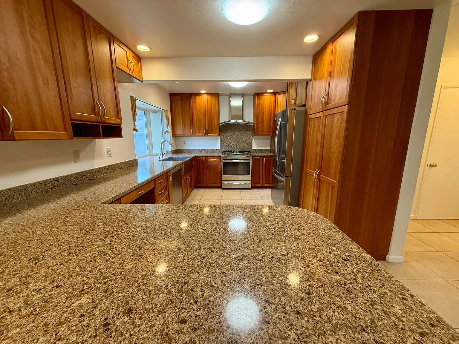 4 bed, 2.5 bath, 1974 sqft, $4,250 — Photo 1