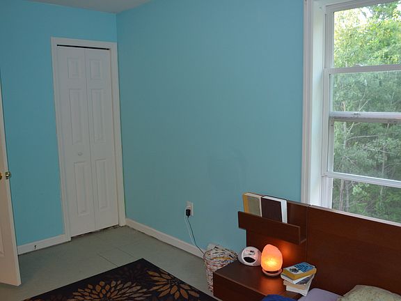 Smaller bedroom (w/ closet)