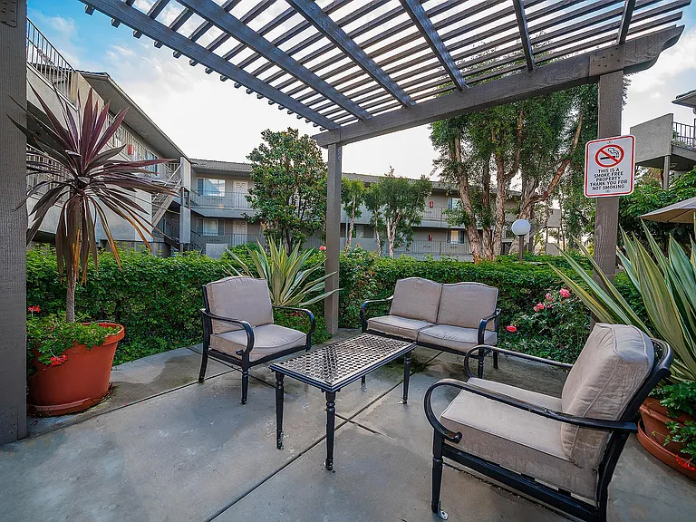 Chateau Spring Gardens Apartments — Photo 30