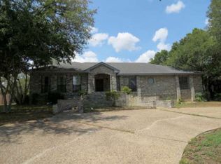 235 Oak Creek Cir, Luling, TX 78648