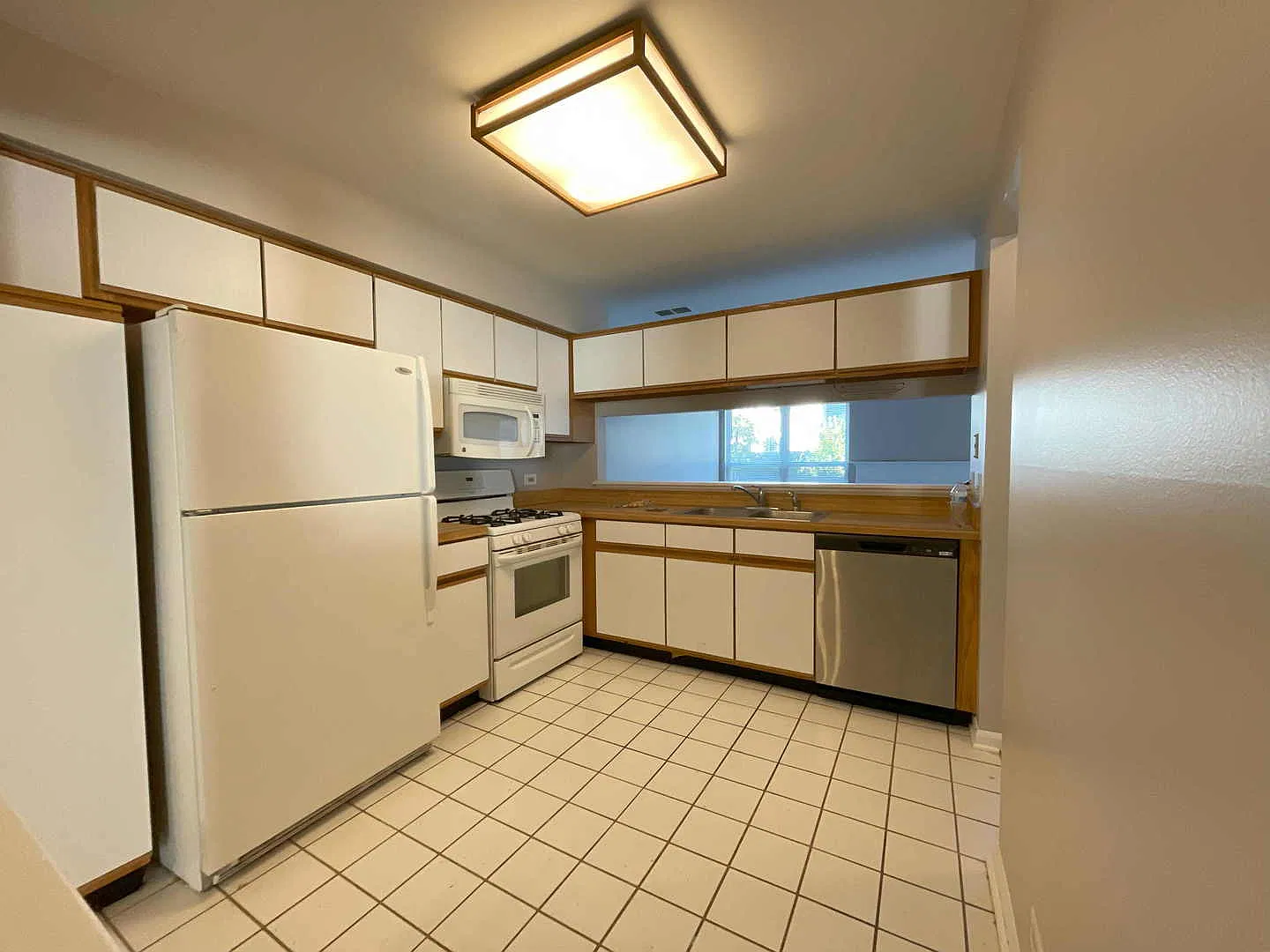 2 bed, 2.5 bath, 1330 sqft, $2,395 — Photo 4