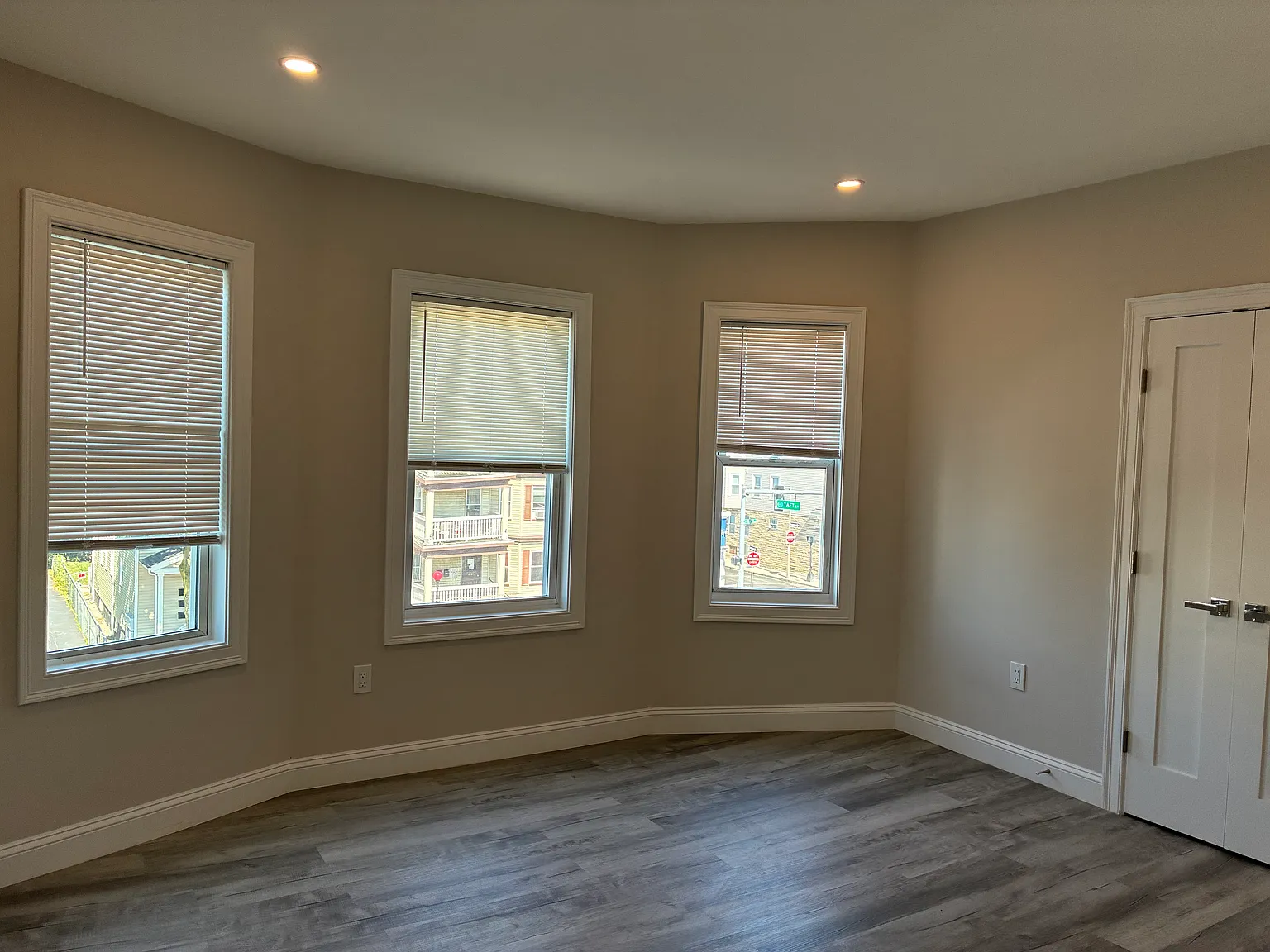 3 bed, 1100 sqft, $3,500 — Photo 2