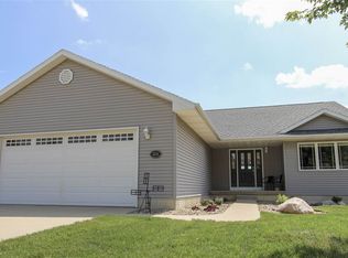 5226 Glacier Dr, Cedar Falls, IA 50613