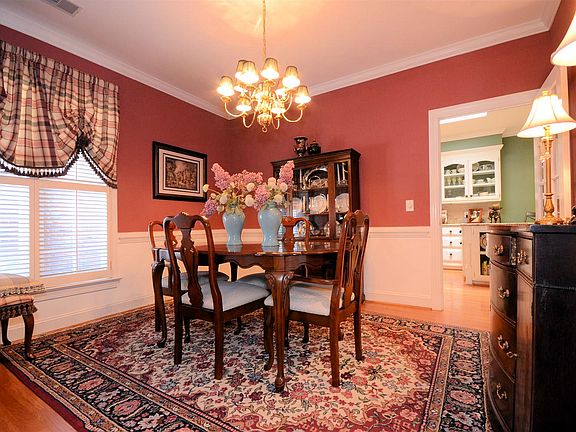 5th image of 325 White Birch Cir