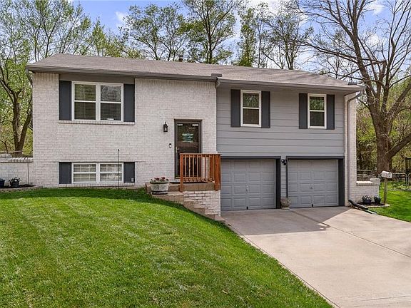 3rd image of 808 NW Berkshire Dr