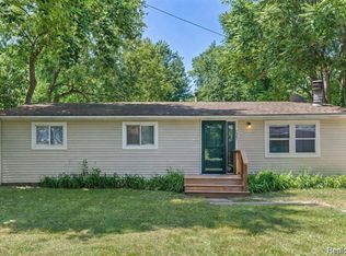 4901 Lake Grove Dr, White Lake, MI 48383