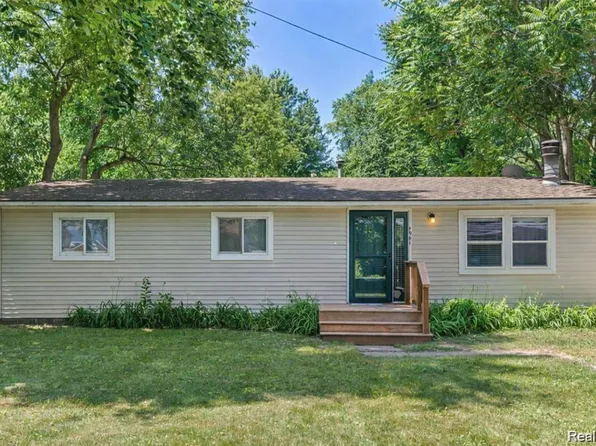 4901 Lake Grove Dr, White Lake, MI 48383