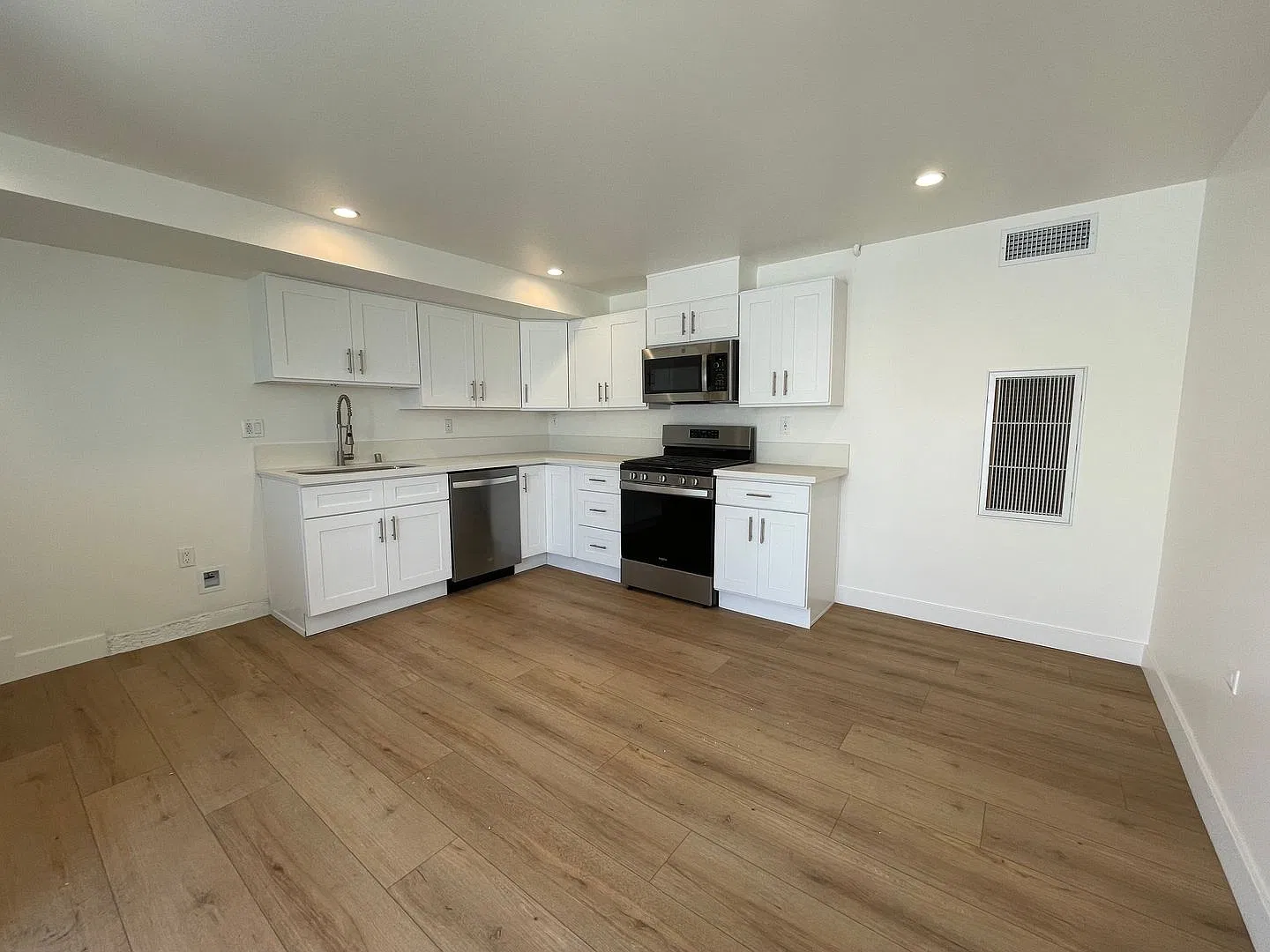 1135 Scofield Dr — Photo 2