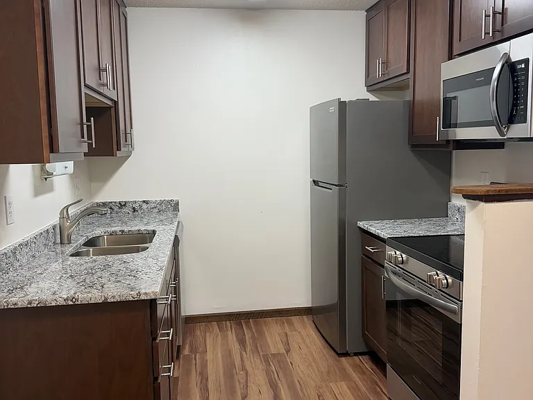 Lake Cove Village Apartments — Photo 61