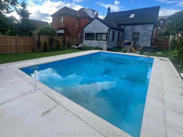 323 Charlton Ave W, Hamilton, ON L8P 2E6