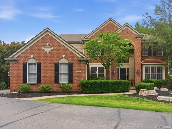 5454 Creekmonte Dr, Rochester, MI 48306