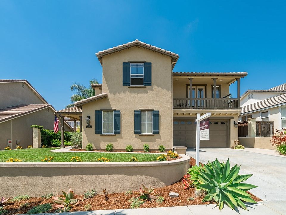 Awesome curb appeal in Bressi Ranch!