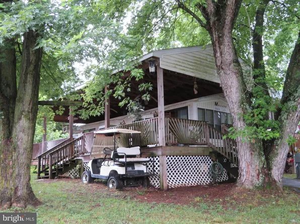 14-21 Reindeer Dr, Falling Waters, WV 25419