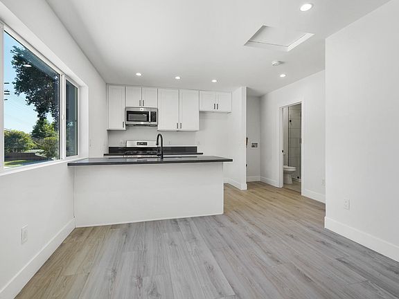 5th image of 20719 Clark St