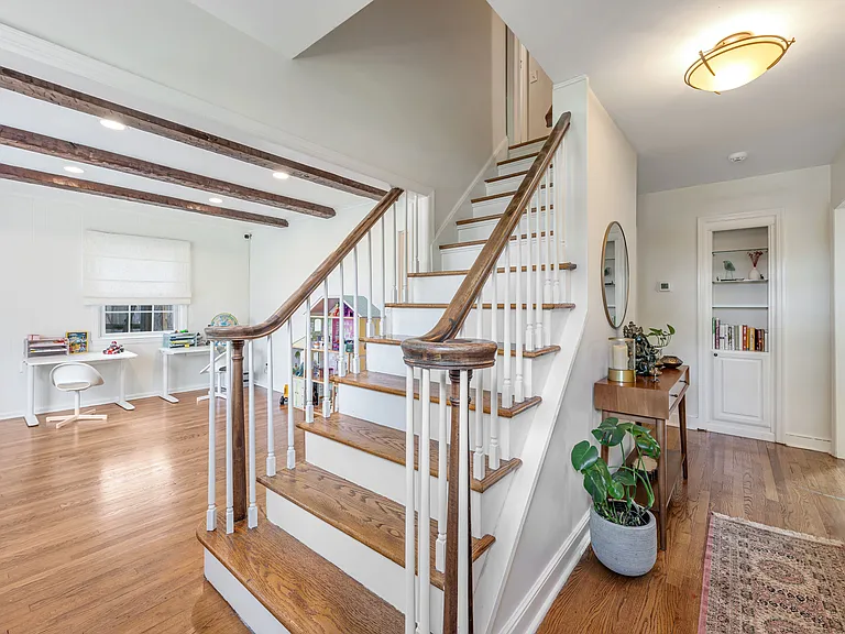 496 Lincoln Ave — Photo 6