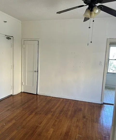 2500 S Hobart Blvd — Photo 16