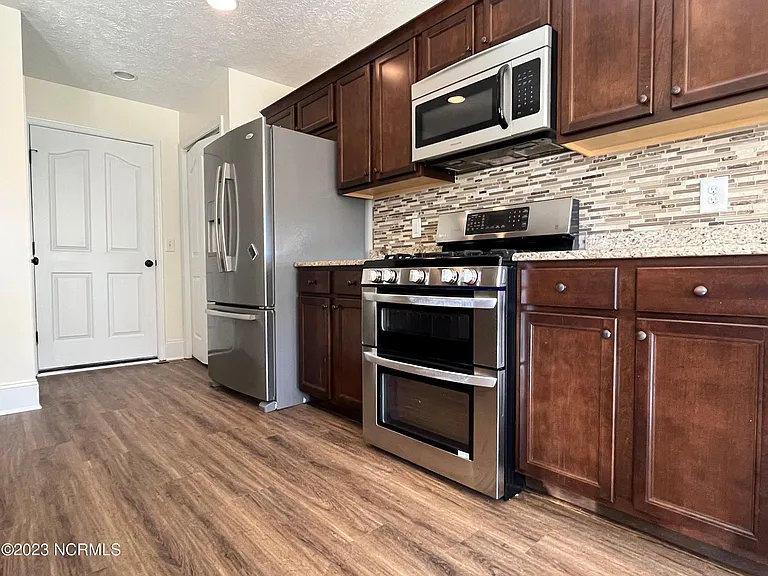 117 Lightwater Dr — Photo 8