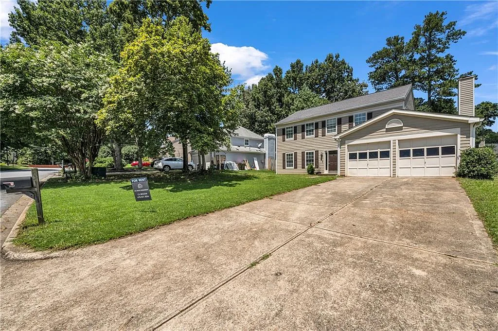 4 bed, 2.5 bath, 2136 sqft, $2,399 — Photo 2