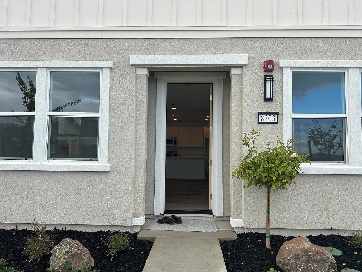 4 bed, 2070 sqft, $3,450 — Photo 2