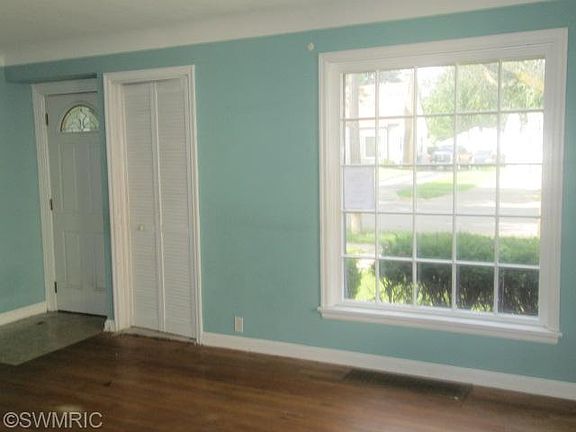 3rd image of 1712 Cambridge Dr