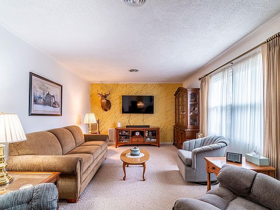 4th image of 401 N Meadow Ln