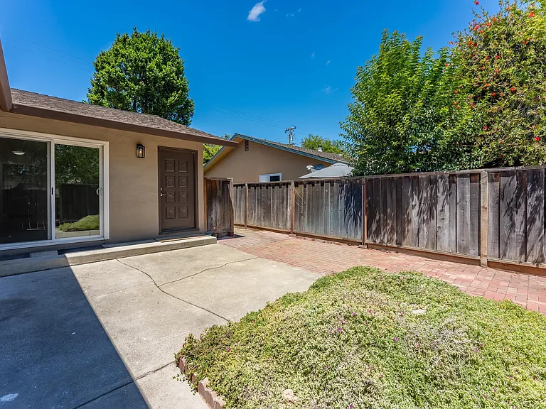 929 Gretchen Ln #929 — Photo 17
