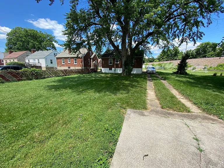 1252 Bourbon Ave — Photo 4