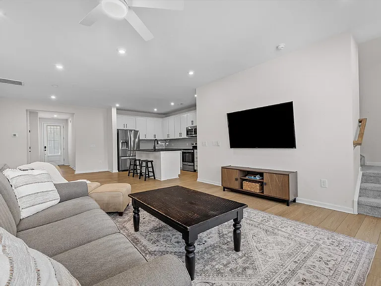 217 Brooks Springs Dr — Photo 17