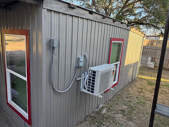5th image of 219A S Pecan St #A