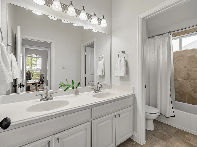 8405 Saint Clair Dr — Photo 29