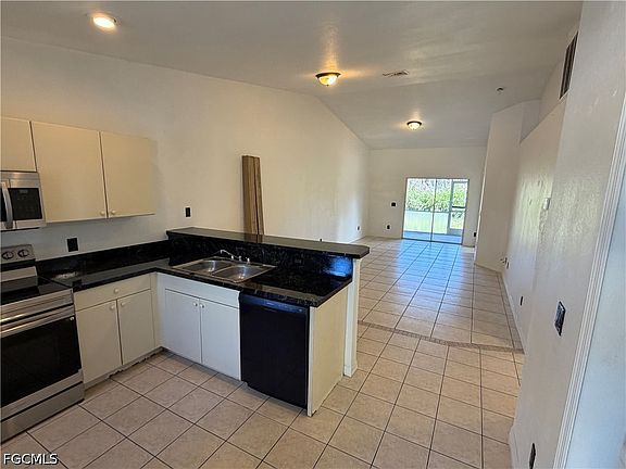 4th image of 803 Meadow Rd