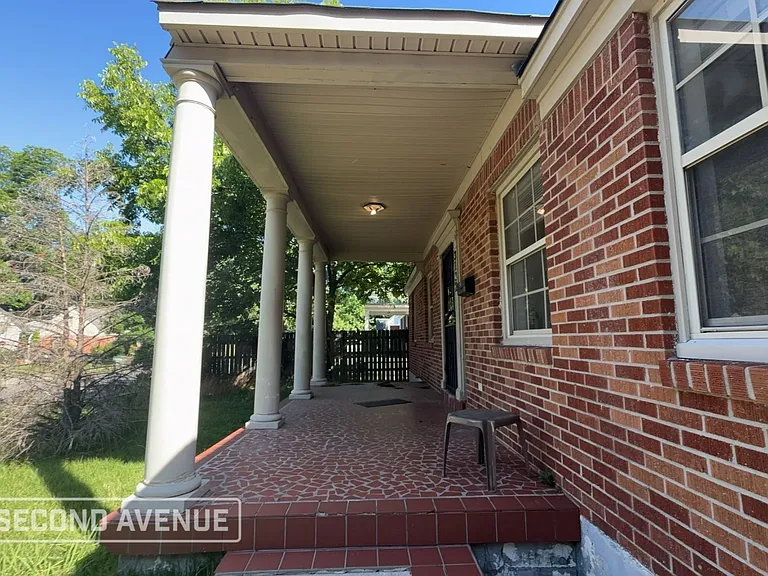 3132 Lamphier Ave — Photo 2