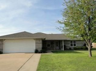 807 E 10th St, Grove, OK 74344