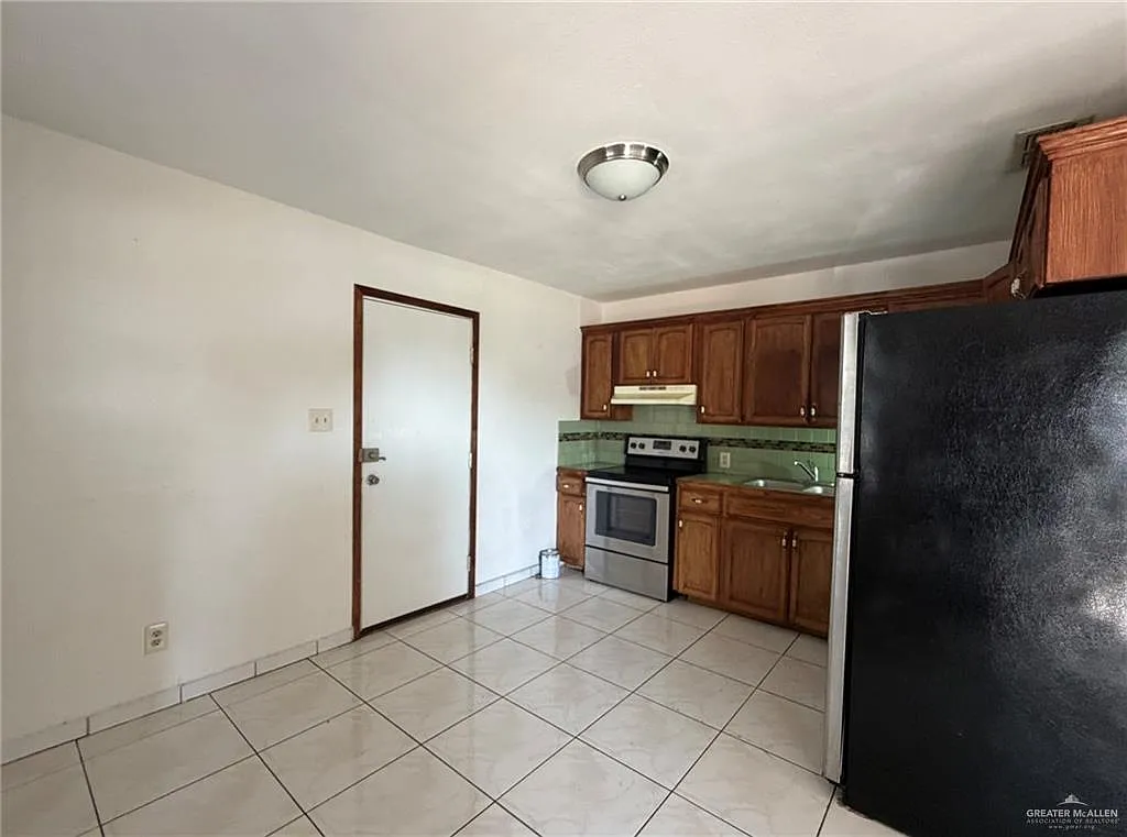 3 bed, 1.5 bath, 975 sqft, $1,350 — Photo 3