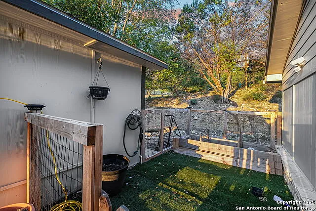 4 bed, 2.0 bath, 1858 sqft, $2,000 — Photo 2