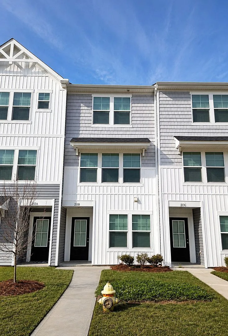 3-Bedroom, 3.5 Bath Townhome for Rent in Mooresville, NC | Attached Garage & Modern Kitchen — Photo 1
